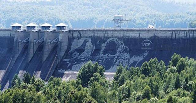 Stunning Dam Wall Art Created with High Powered Pressure Washers