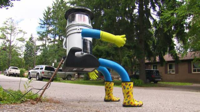 Hitchhiking Robot Suffers a Cruel Death on the Roads of America