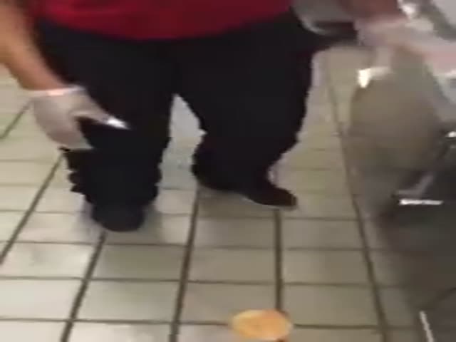 Checkers Employee Serves Up a “Dirty” Bun to a Paying Customer