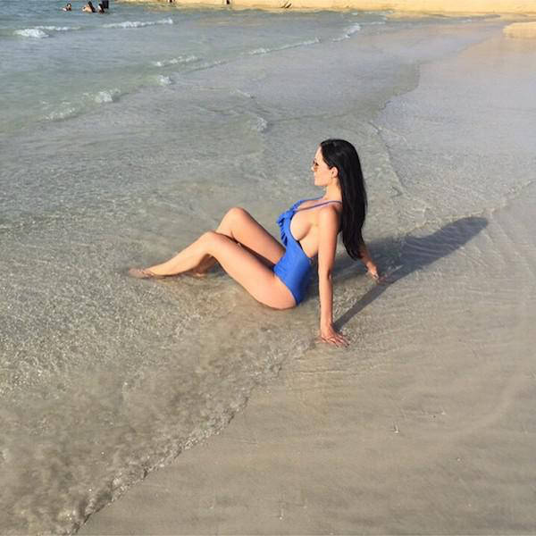 Boys Go Wild for Sideboobs Boys Go Wild for Sideboobs