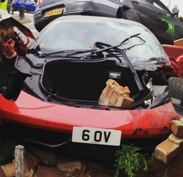 Dude Crashes a Rented Ferrari and Totally Destroys It in the Process