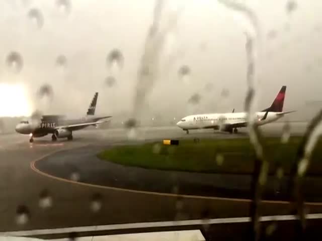 Delta Airplane Gets Struck by Lighting