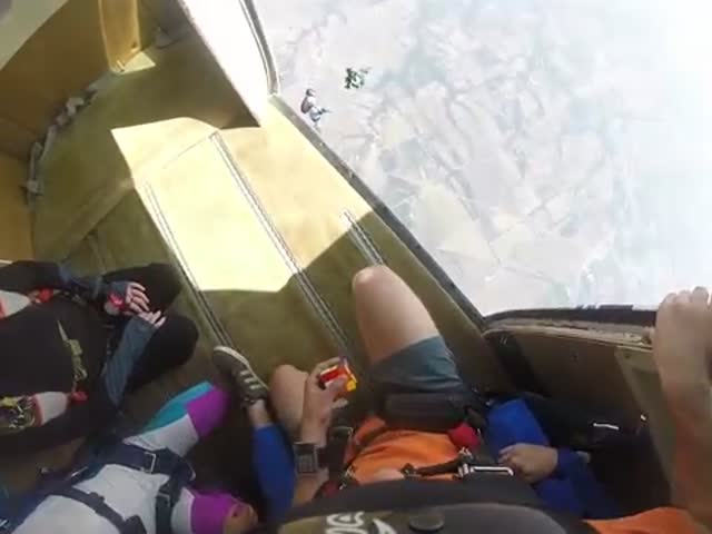 Crazy Dude Freefalls While Solving a Rubik's Cube