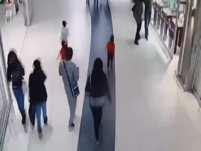 Dude Bravely Tackles a Robber in the Middle of a Crowded Shopping Centre