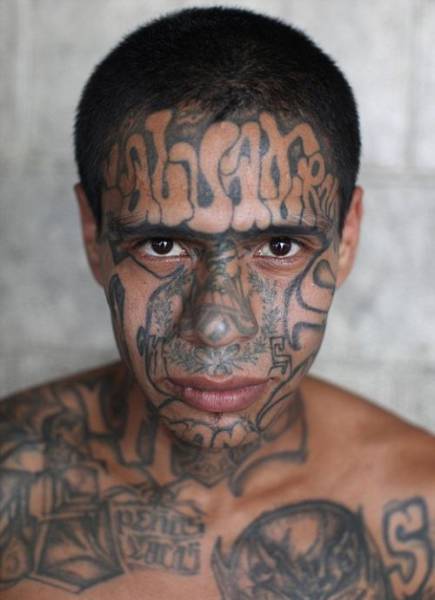 Hard-hitting Portrait Photographs of El Salvador Prisoners
