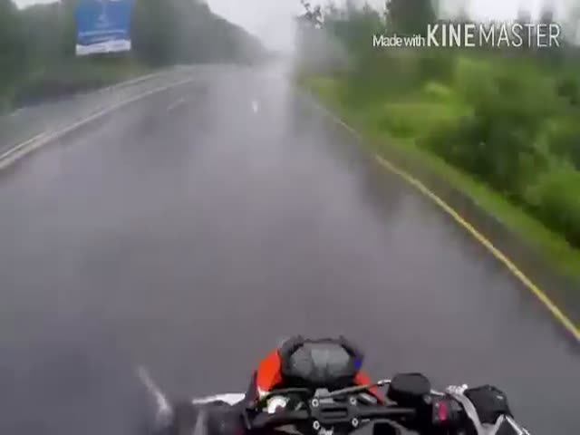 Quick Thinking Motorcyclist Saves Himself and His Girlfriend from Bad Injuries during Bike Crash