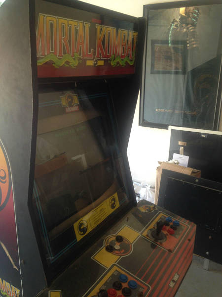 Guy Picks Up a Free Mortal Kombat Cabinet and Gets Some Extra Added Surprises