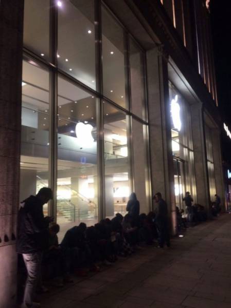 People around the World Camp Out to Buy the New iPhone 6S People around the World Camp Out to Buy the New iPhone 6S