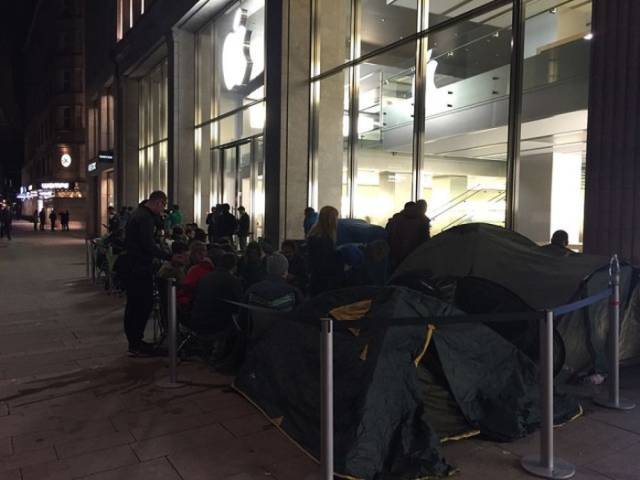People around the World Camp Out to Buy the New iPhone 6S
