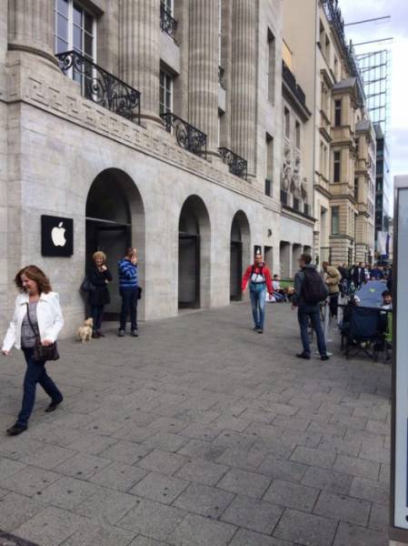 People around the World Camp Out to Buy the New iPhone 6S