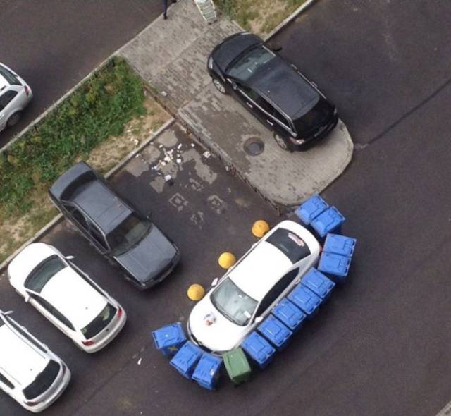 This Dude Gets Taught a Lesson by the Locals when He Parks Like a Moron This Dude Gets Taught a Lesson by the Locals when He Parks Like a Moron