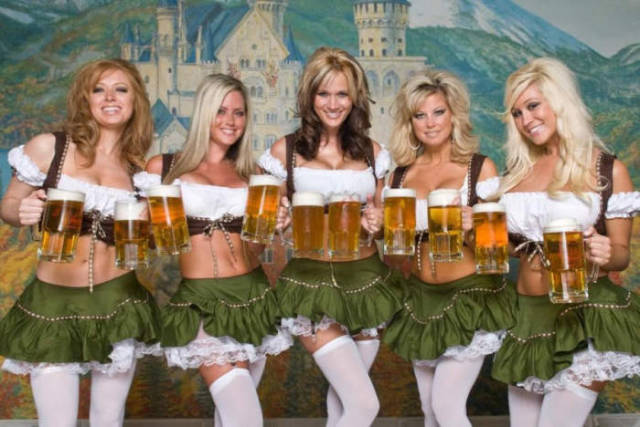 what_oktoberfest_waitresses_look_like_in_your_head_vs_how_they_look_in_reality_640_03.jpg