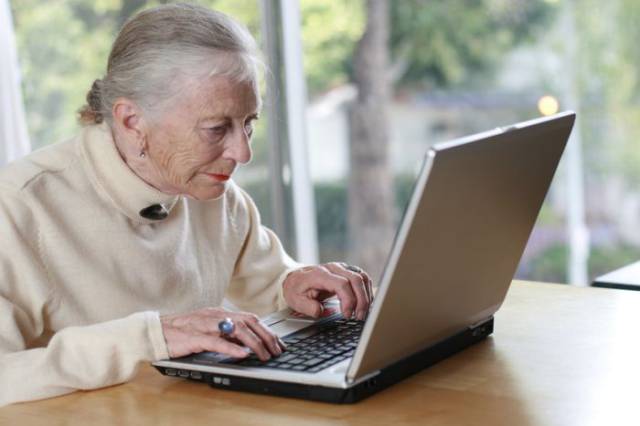 Sweet Grandmother Uses a Really Old-school Method to Show Her Grandchild Her Favorite Websites
