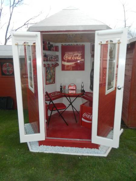 Woman Turns Her House into a Shrine for Coca-Cola Woman Turns Her House into a Shrine for Coca-Cola