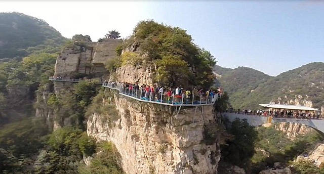 Chinese Tourists Get the Fright of Their Lives on a Sightseeing Trip Up the Mountain