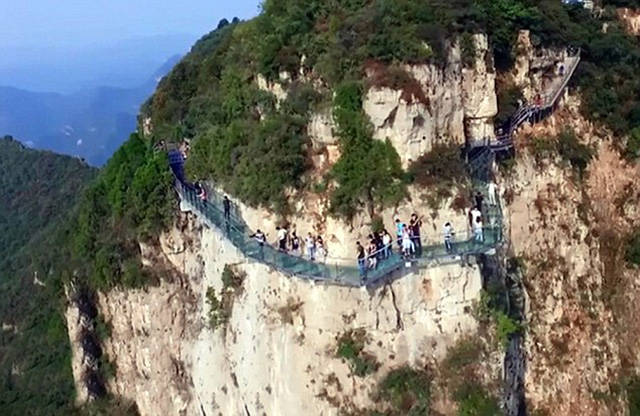Chinese Tourists Get the Fright of Their Lives on a Sightseeing Trip Up the Mountain