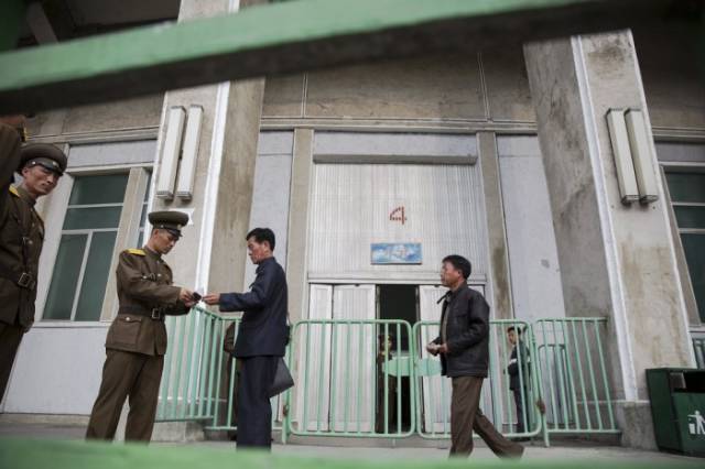 Candid Pics Of Daily Life In North Korea 77 Pics