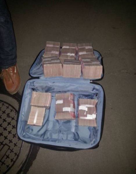 Taxi Cab Passenger Forgets His Suitcase of Cash