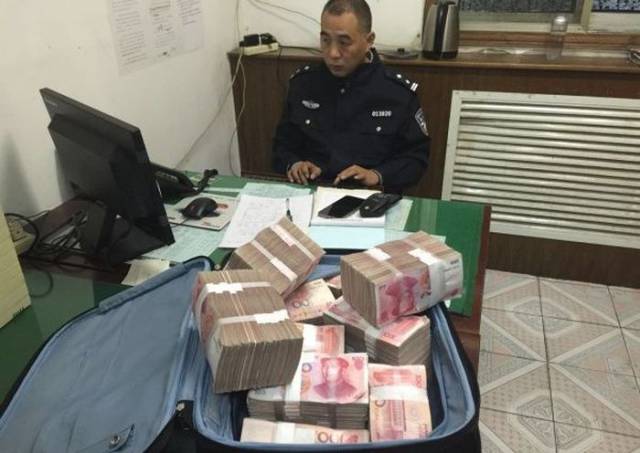 Taxi Cab Passenger Forgets His Suitcase of Cash