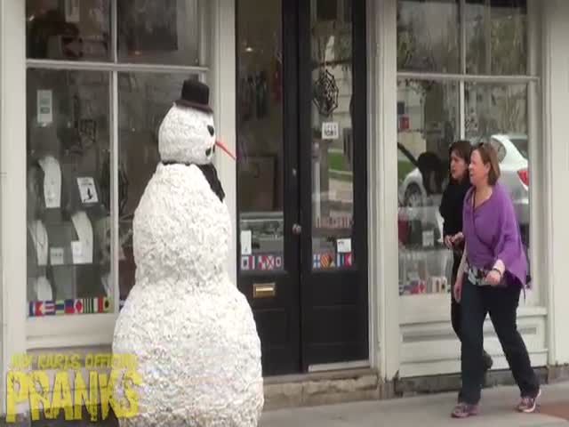 How to Scare the Cr#p Out of Everyone As a Scary Snowman