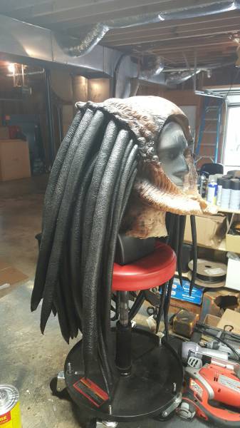 Dedicated Cosplayer Made His Own Awesome Predator Costume from Scratch