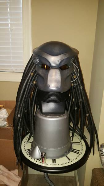 Dedicated Cosplayer Made His Own Awesome Predator Costume from Scratch
