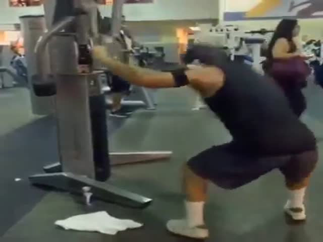 This Energetic Dude Ramps Up His Normal Gym Workout with Some Crazy Moves