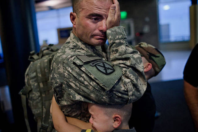 Touching Pics of Soldiers Returning Home to Their Families