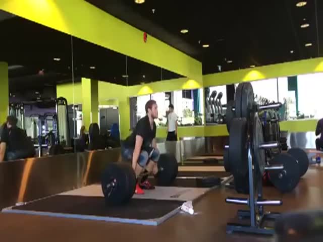 This Guy Made a Bad Decision When He Decided to Weightlift Alone