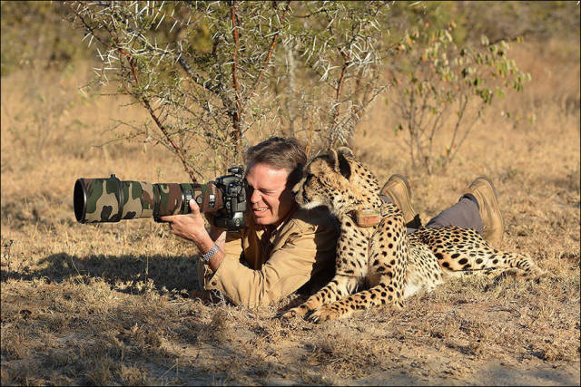 Fascinating Photos of Wildlife Photographers on the Job