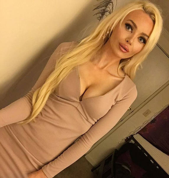 This Girl Has the Ultimate “Dumb Blonde Barbie” Look but She Is Actually More Brains Than Boobs
