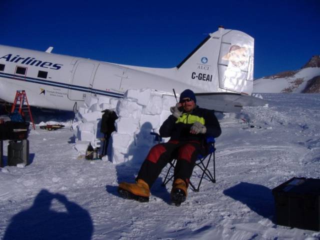 Stranded Passengers Repair Their Broken Airplane Alone in the Middle of Antarctica