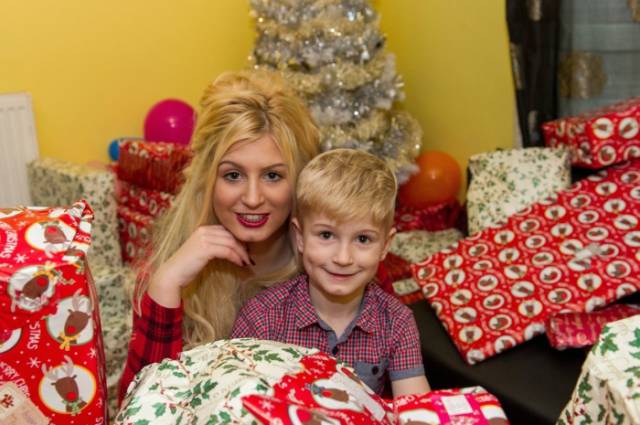 Woman Becomes a Porn Star So That She Can Finally Spoil Her Son for Christmas