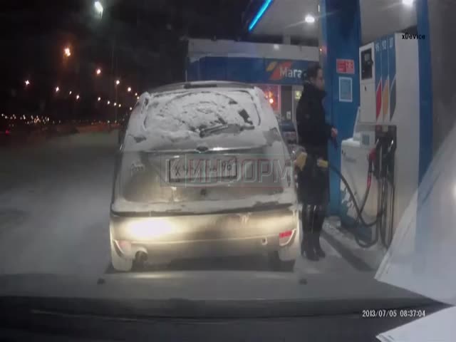 Dumb Woman Sets His Car on Fire While Filling Up with Gas