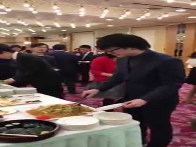 Dude Shows Us How You Are Really Supposed to Serve Yourself at a Buffet