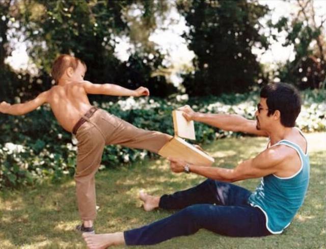 Candid and Heartwarming Family Photos of the Iconic Martial Arts Legend Bruce Lee
