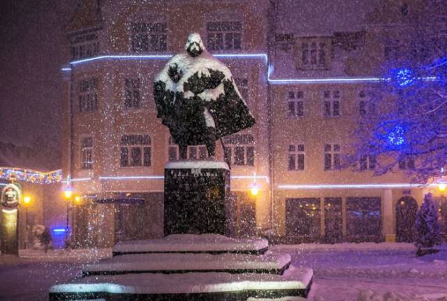 Snow Transforms This Statue into Darth Vader