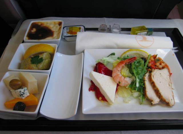 A Comparison of First Class vs. Economy Class Airline Meals Worldwide