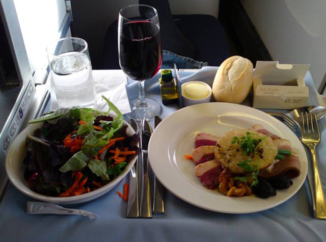 A Comparison of First Class vs. Economy Class Airline Meals Worldwide