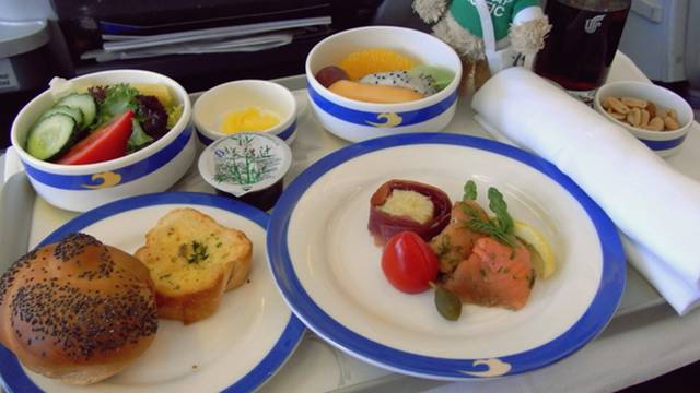 A Comparison of First Class vs. Economy Class Airline Meals Worldwide