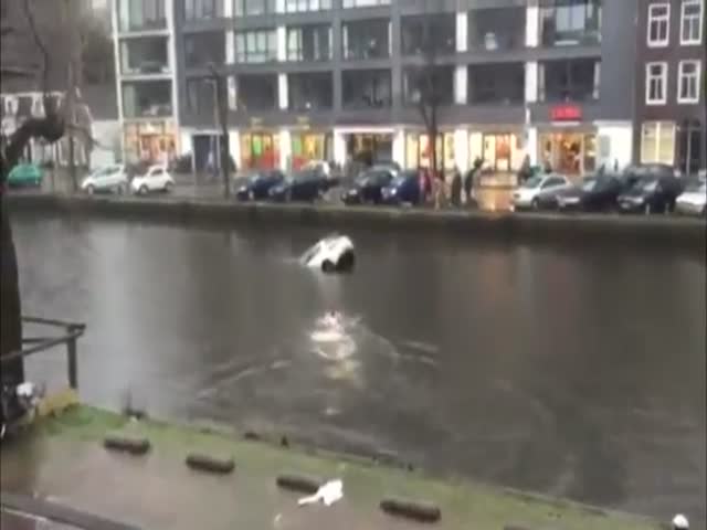 Man Saves A Woman And Her Child From A Drowning Car