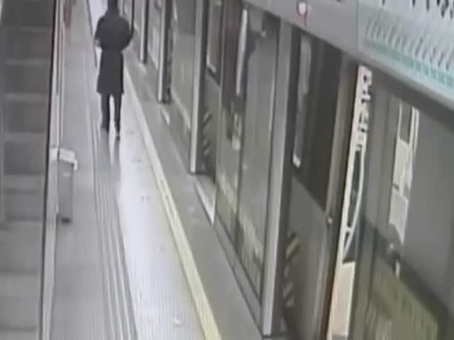 Subway Worker Captures Subway Phone Thief Like A Boss