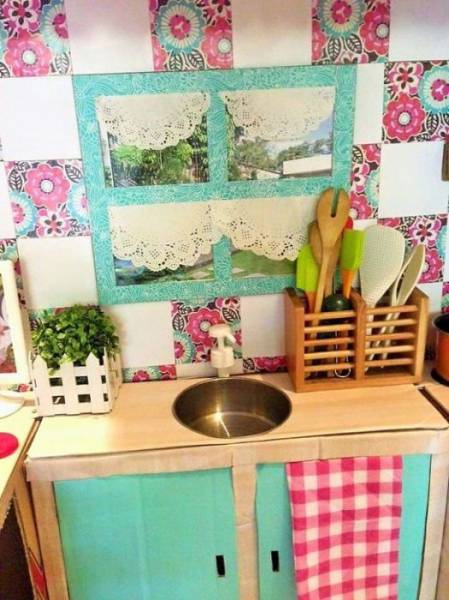 Mother Creates An Amazing Cardboard Kitchen For Her Daughter