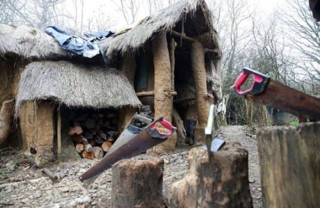 Man Lives In A Mud Hut He Built Just Outside The Outskirts Of London Woods