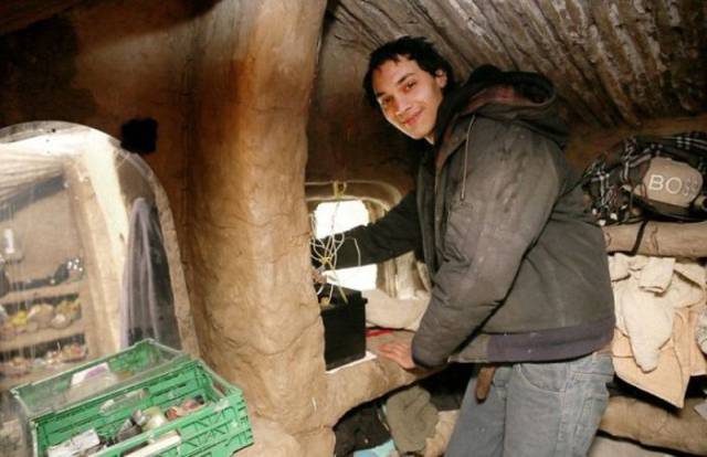 Man Lives In A Mud Hut He Built Just Outside The Outskirts Of London Woods