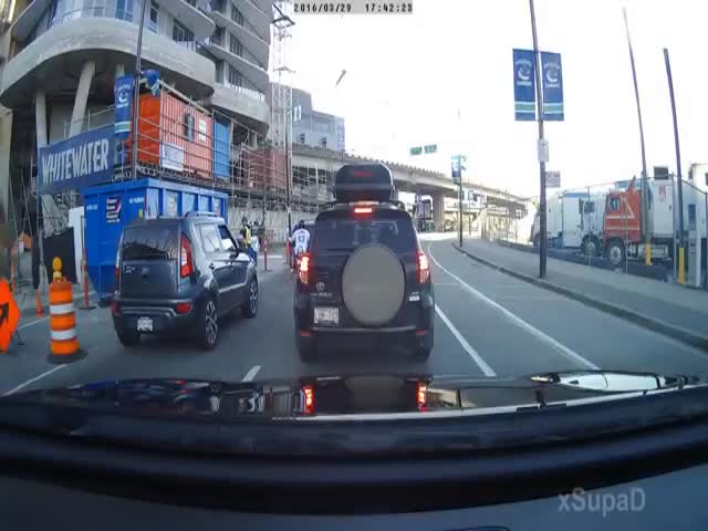 Karma Served To This Road Rager Gives An Instant Satisfaction