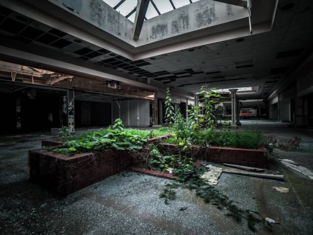 Spooky Photos Of An Abandoned Mall
