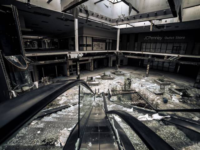Spooky Photos Of An Abandoned Mall