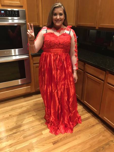 Girl Ordered A Dress For Her Prom Online Which Was A Big Mistake