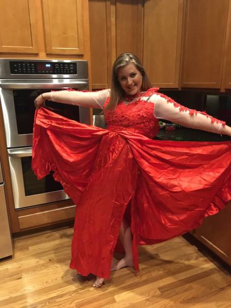 Girl Ordered A Dress For Her Prom Online Which Was A Big Mistake